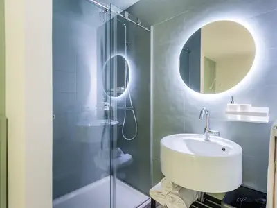 Badezimmer mit Dusche