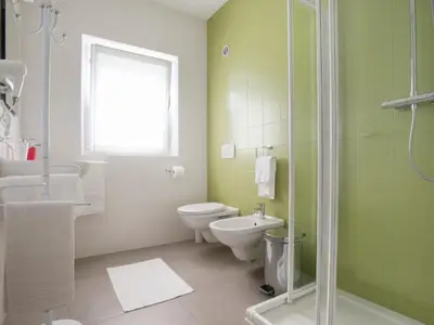 Badezimmer mit Dusche