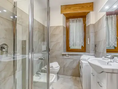 Badezimmer mit Dusche