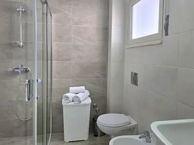 Badezimmer mit Dusche