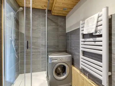 Badezimmer mit Dusche