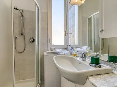 Badezimmer mit Dusche