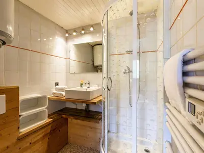 Badezimmer mit Dusche