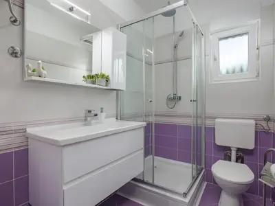 Badezimmer mit Dusche