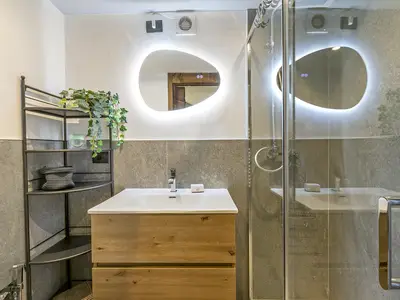 Badezimmer mit Dusche