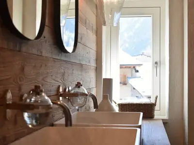 Badezimmer mit Dusche