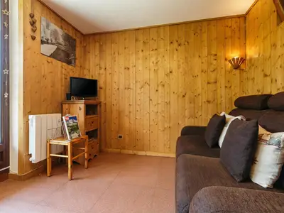 Stilvolle holzgetäfelte Wände im Wohnbereich