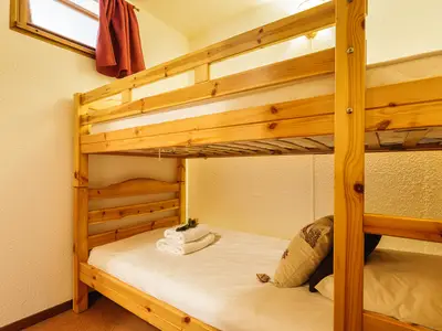 Gemütliche Etagenbetten im Schlafzimmer