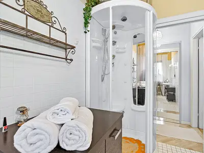 Badezimmer mit Dusche