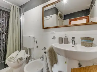 Badezimmer mit Dusche