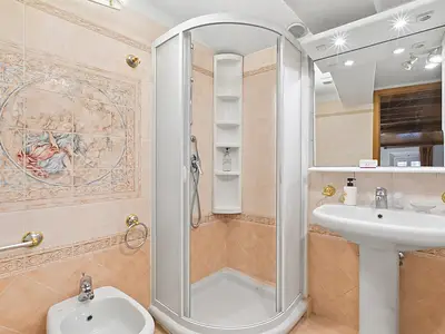 Badezimmer mit Dusche