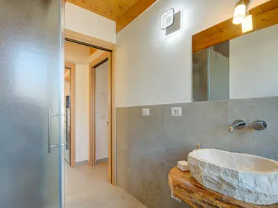 Badezimmer mit Dusche