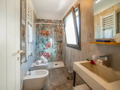 Badezimmer mit Dusche