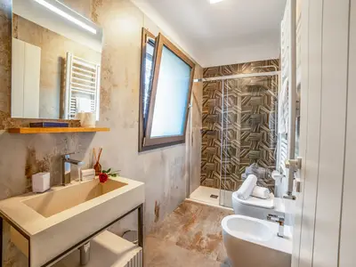 Badezimmer mit Dusche