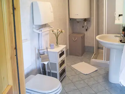 Badezimmer mit Dusche