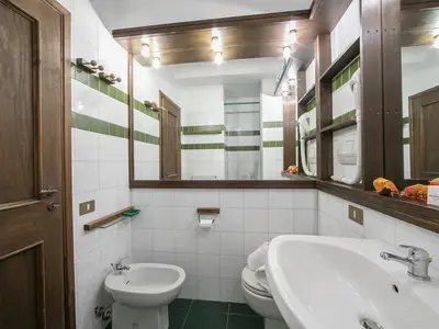 Badezimmer mit Dusche