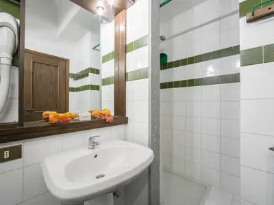 Badezimmer mit Dusche