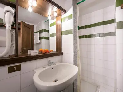 Badezimmer mit Dusche