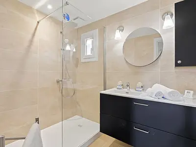 Badezimmer mit Dusche