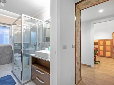 Badezimmer mit Dusche