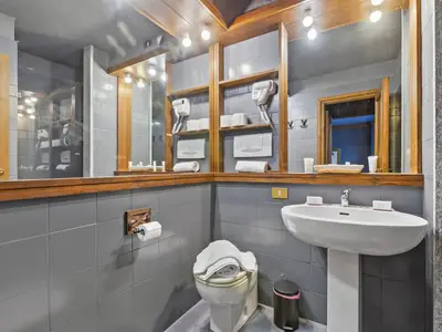 Badezimmer mit Dusche