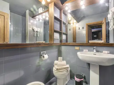 Badezimmer mit Dusche