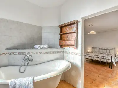 Badezimmer mit Badewanne