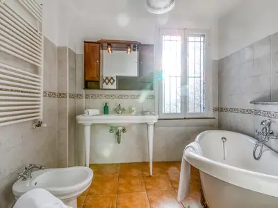 Badezimmer mit Badewanne