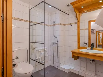 Badezimmer mit Dusche