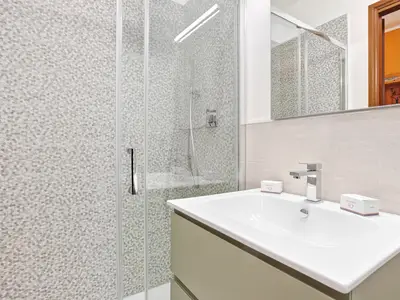 Badezimmer mit Dusche