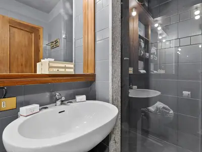 Badezimmer mit Dusche