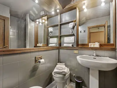 Badezimmer mit Dusche