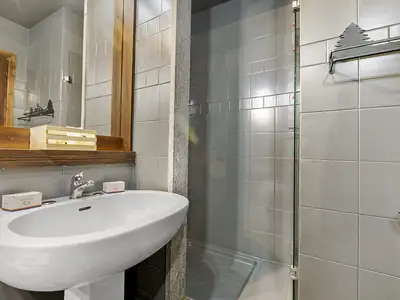 Badezimmer mit Dusche