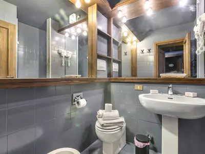 Badezimmer mit Dusche