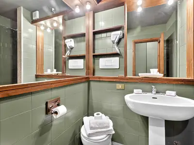 Badezimmer mit Dusche