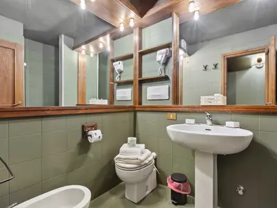 Badezimmer mit Dusche