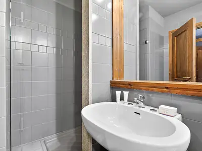 Badezimmer mit Dusche