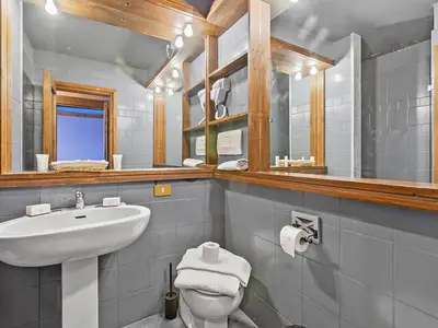 Badezimmer mit Dusche