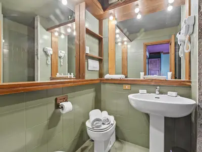 Badezimmer mit Dusche