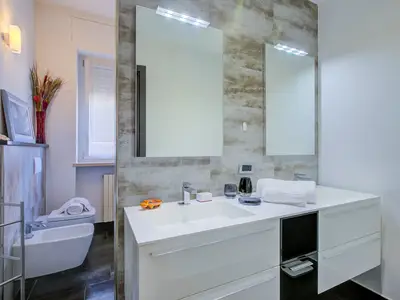 Badezimmer mit Dusche