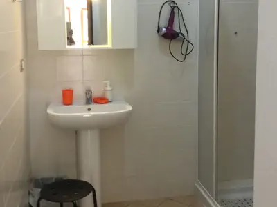 Badezimmer mit Dusche