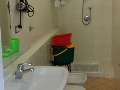 Badezimmer mit Dusche