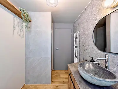 Badezimmer mit Dusche