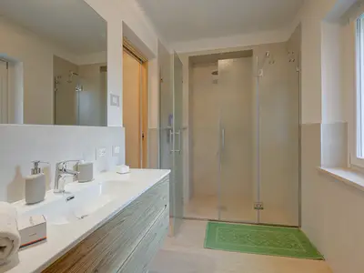 Badezimmer mit Dusche