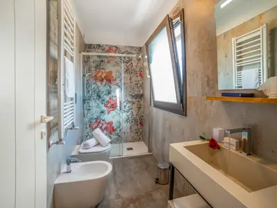 Badezimmer mit Dusche