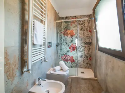 Badezimmer mit Dusche