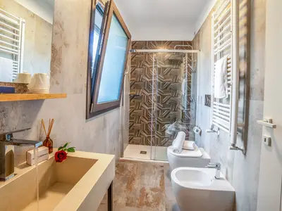 Badezimmer mit Dusche