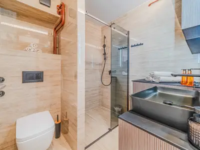 Badezimmer mit Dusche