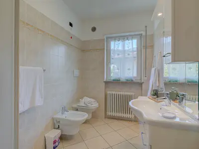 Badezimmer mit Dusche