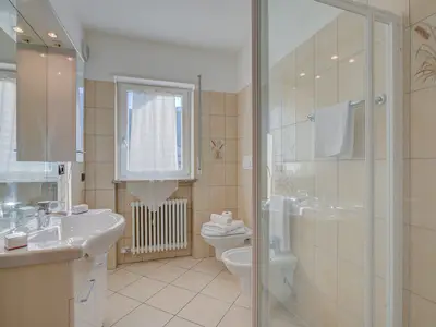 Badezimmer mit Dusche